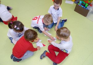 11 Dzieci układają puzle